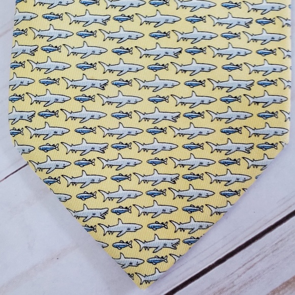 Vineyard Vines Shark Hand Picked Tie 100% silk - Picture 5 of 5